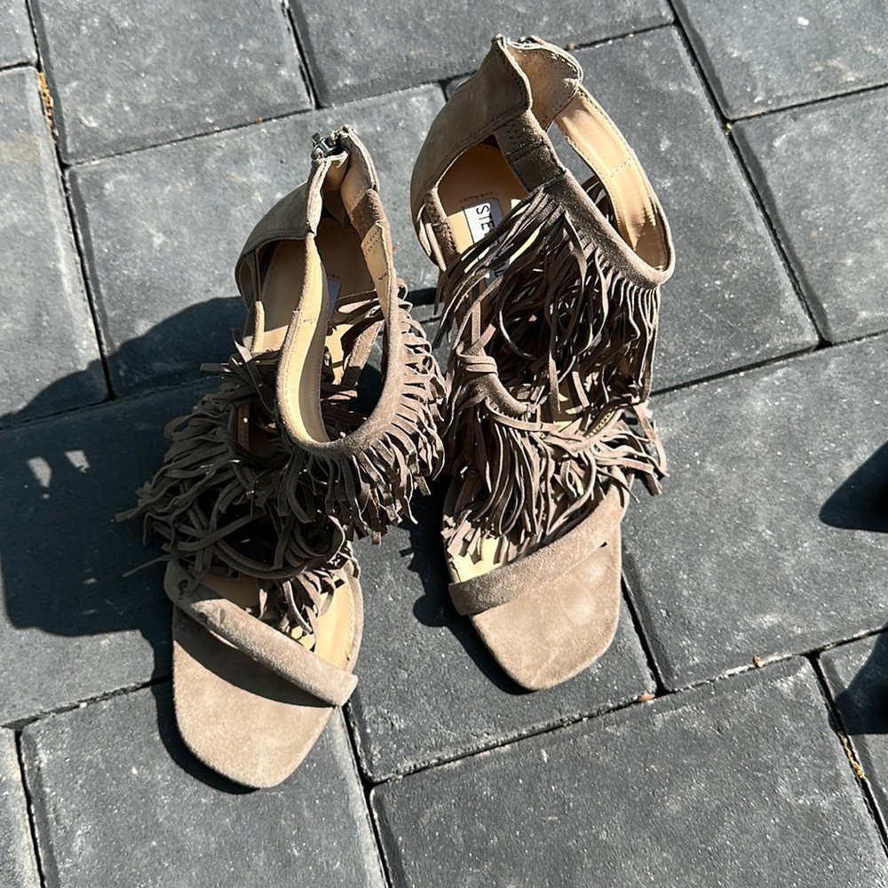 Steve Madden taupe fringe sandals